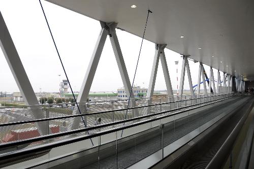 La passerella del nuovo polo intermodale di Trieste Airport. Collega la stazione ferroviaria e l'aeroporto con il parcheggio per le automobili e gli stalli di sosta - Ronchi dei Legionari 19/03/2018